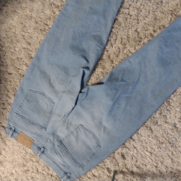 H&M DIVIDED Light Wash High Waisted MOM/BOYFRIEND CUT JEANS!! Like New! - Picture 4 of 7